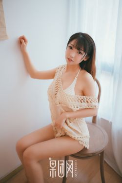 美女裸露双乳给男生吃